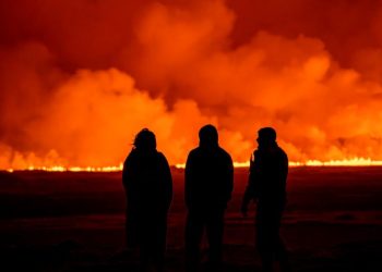 مردم شاهد روشن شدن آسمان شب هستند که ناشی از فوران یک آتشفشان در گرینداویک در شبه جزیره ریکیانس ایسلند است، دوشنبه، 18 دسامبر 2023
مارکو دی مارکو/AP