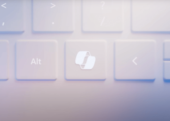 تصویری از صفحه‌کلید رایانه صورتی روشن با کلید جدید Microsoft Copilot که در وسط بین کلید alt و کلید جهت‌نمای چپ قرار گرفته است.